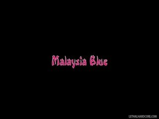 Eksotiskas malaizija zils izģērbjas un pozīcijas uz the dīvāns