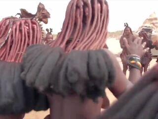 Αφρικάνικο himba γυναίκες χορός και κούνια τους χαλαρή βυζιά γύρω