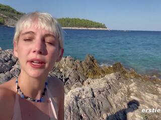 Ersties - 可爱的 安妮卡 播放 同 她自己 上 一 热 海滩 在 克罗地亚