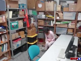 Minuscolo università pupa kat arina scopa in il ufficio