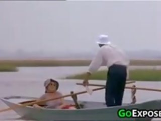 Taquineries que chatte sur la bateau