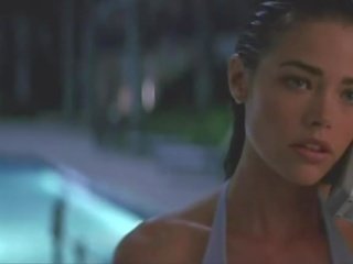 Denise richards dhe neve campbell, lezbike veprim në the pishinë