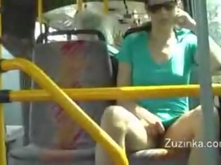 Zuzinka paliečia pati apie a autobusas