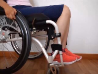 Tetraplegic dievča dostane kŕč na obaja nohy zatiaľ čo sediaci v on