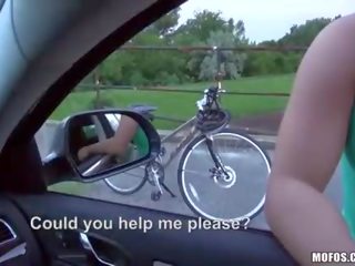 Seksi jenny verir bir bisiklet için bir yabancı