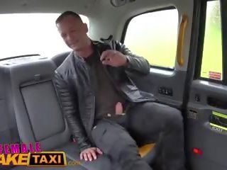 Patelė padirbtas taksi prancūziškas vaikinas suteikia gerklė dulkinimasis: porno ab
