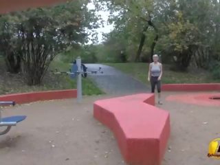 Jump a běh nahý v veřejné park podle katerina-hartlova