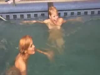 Tres italiana chicas en la piscina