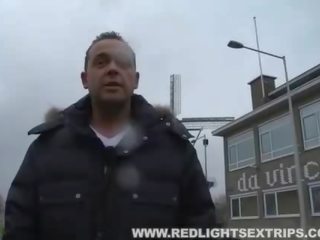 Kindje visits rood licht wijk