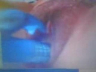 Skype fille tentation en utilisant bleu jouet