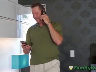 Підліток дочка ластівки крок тат хуй для отримати телефон назад