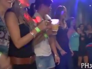 Kuces kliedzošas uz ekstāze no mežonīga gangbang ar waiters