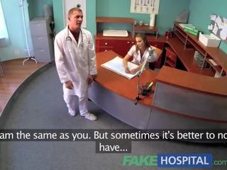 Fakehospital nóng giới tính với bác sĩ và y tá trong bịnh nhân đang chờ phòng