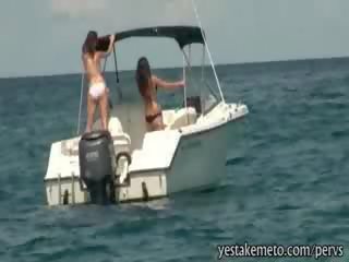 สอง ดื้อ สมัครเล่น สาว มีอารมณ์ เซ็กส์สามคน บน a speed เรือ