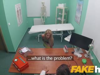 Faux hôpital doux blond russe mange docs foutre après levrette baise