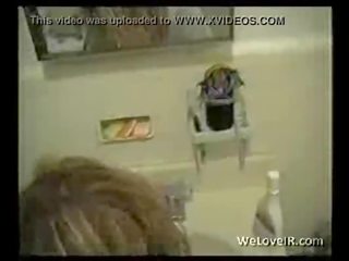 Násilník fucks v kúpeľňa