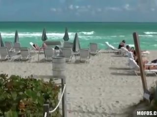 Sunbathing pantai babeh fucks a stranger