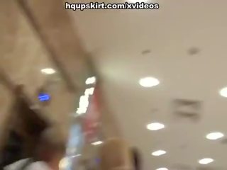 Debaixo da saia voyeur em o compras centro