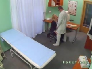 Natyror bjonde shembur në falso spital