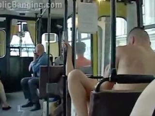 Ekstremalne publiczne seks w za miasto autobus z wszystko the pasażer oglądanie the para pieprzyć