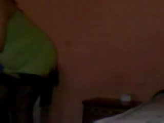 Kathy bailando sexi no su cuarto