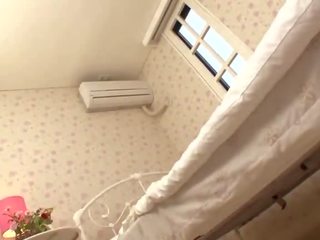 Adorable japonesa coochie masturba en un dormitorio mientras la otro es durmiendo