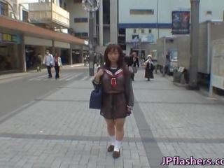 Mikan verbazingwekkend aziatisch schoolmeisje geniet publiek knipperende