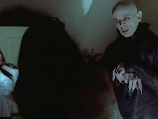 Nosferatu 吸血鬼 bites 處女 女孩, 免費 色情 f2