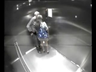 คนแปลกหน้า fucks สาว ใน ลิฟต์