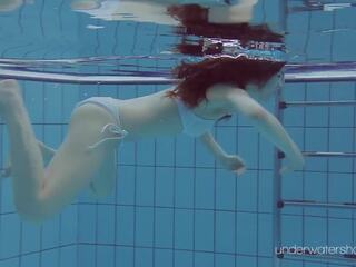 Floating vogëlushe në the i ngrohtë pishinë duke lakuriq