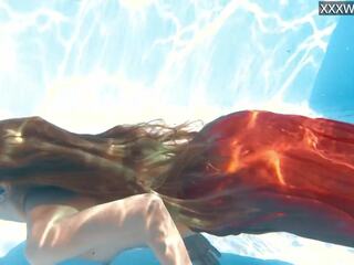 Zierlich teenager ivi zügel währt die kostenlos nackt schwimmen