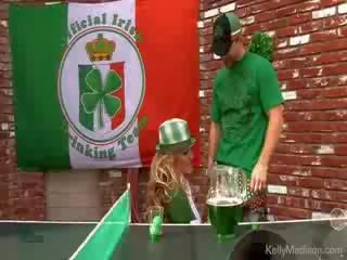 Bystiga hustru och grön öl göra för en kul st paddys dag