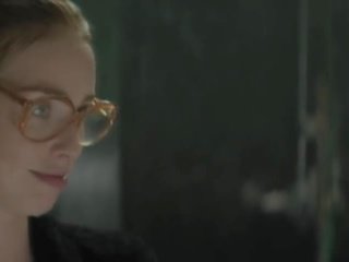 Freya mavor - a hölgy -ban a autó -val szemüveg és egy fegyver (2015)