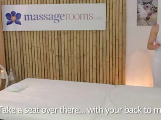 Heet masseuse olieverf en eikels piemel op massage tafel