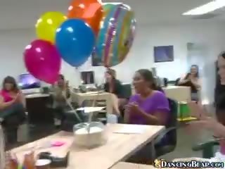 辦公室 黨 同 ballonsclothed 女性 和 裸 男性