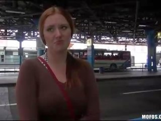 Eurobabe трахкав в автобус станція для готівка