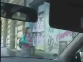 可爱 褐发女郎 吞咽 附带 在 一 汽车 视频