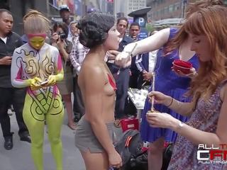 Gruppe av naken folk få malt i foran av publ