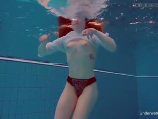 Undervann svømming babe alice bulbul