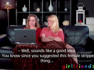 Freundinnen heiß babes lesbisch couch sex