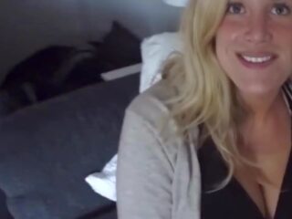 Sexy blond trentenaire avec agréable laiteux entre seins: gratuit hd porno f8