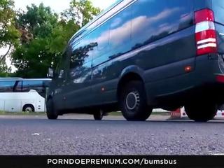 Bums autobus - vilain ramasser et autobus baise avec tatoué allemand blondie sina longues jambes