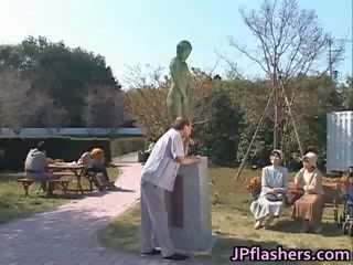 Őrült japán bronze statue mozog