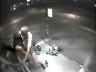 Amateur koppel neuken in lift - pornrough.com