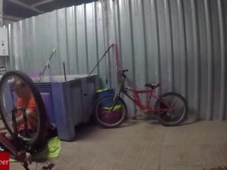 Engrasando 啦 bicicleta y 埃尔 co&ntilde;o 德 啦 戈尔达 grabado con c&aacute;mara oculta gui030