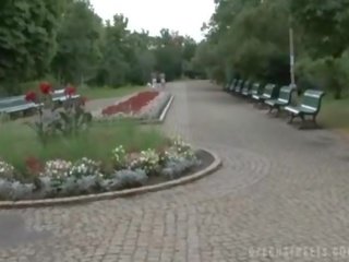 Bonita aficionado consigue desnudo en un parque para dinero