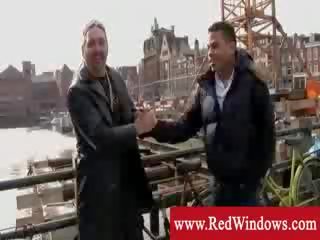 Amsterdam touriste se rencontre avec souteneur à obtenir catin