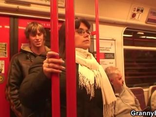 Ő csákány fel bigtitted női -ban a metró