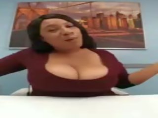 Liels titty melnādainas jiggling krūtis uz birojs, porno a7