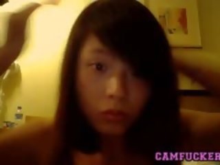 Aziatisch tiener shows af haar nauw lichaam op webcam tonen